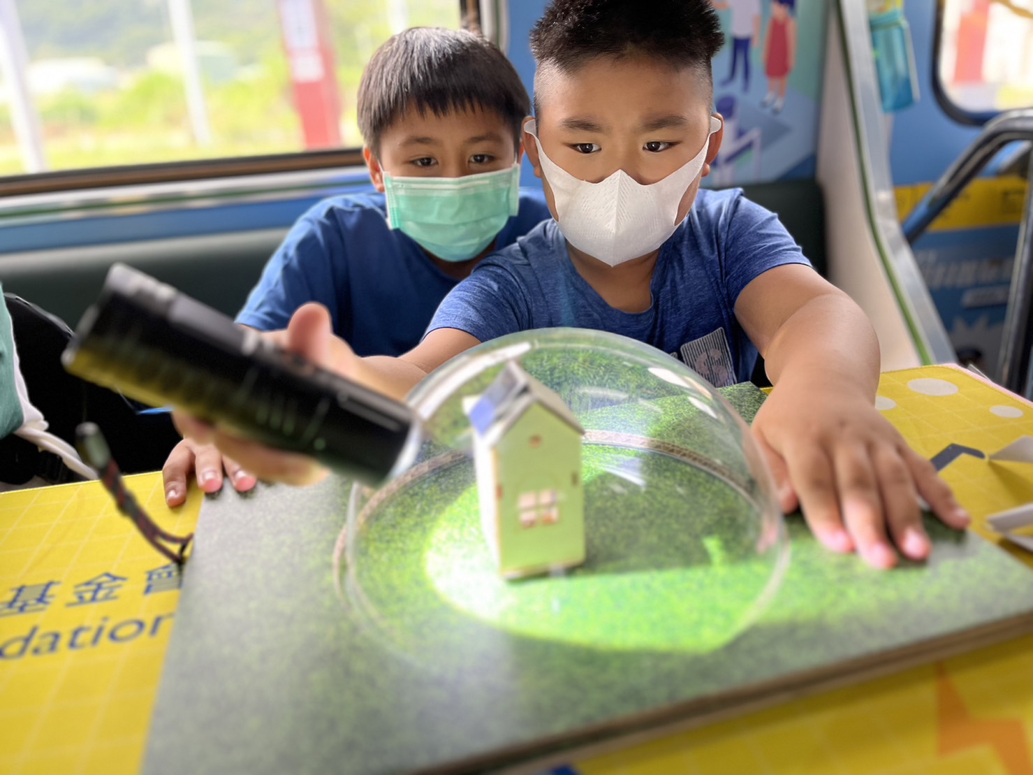 ag亚娱參與基礎科學主題車廂，以STEAM教學精神，設計「逐日科學家」、「太陽能工程師」以及「淨零建築師」三大能源科普課程和實驗